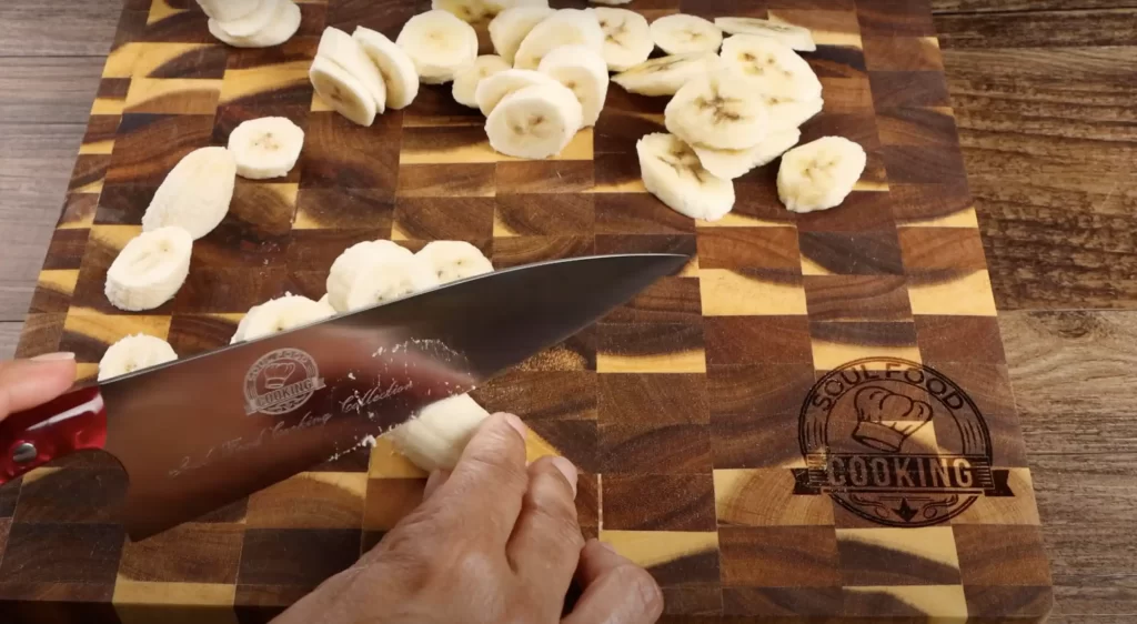 slicing the bananas for banana cream pie